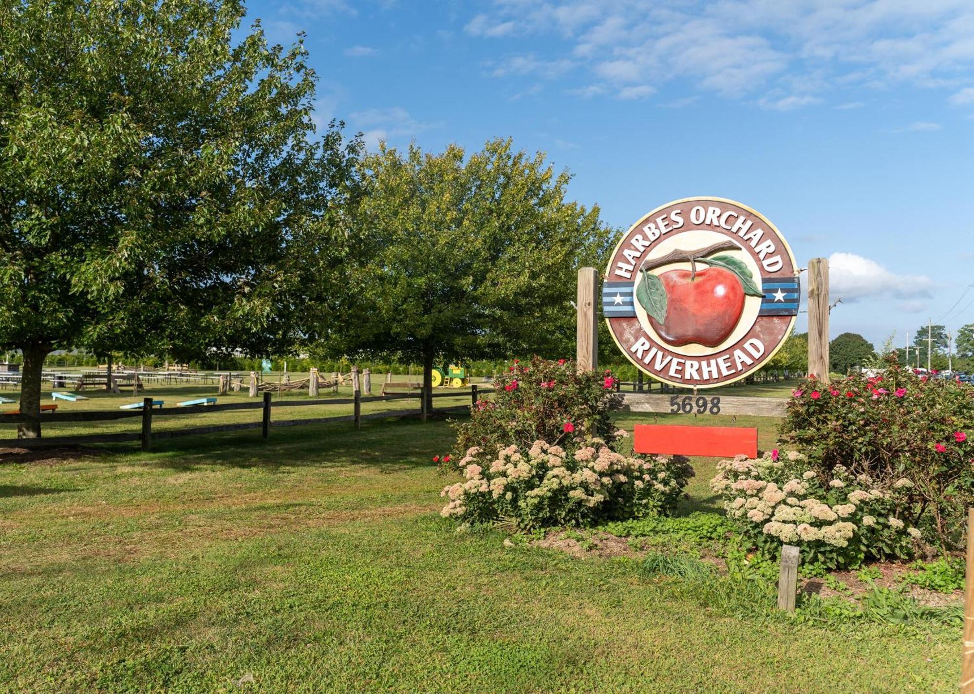 Large Modern North Fork Barn:Vineyards In Backyard, Harbes Farms Villa Mattituck Eksteriør bilde